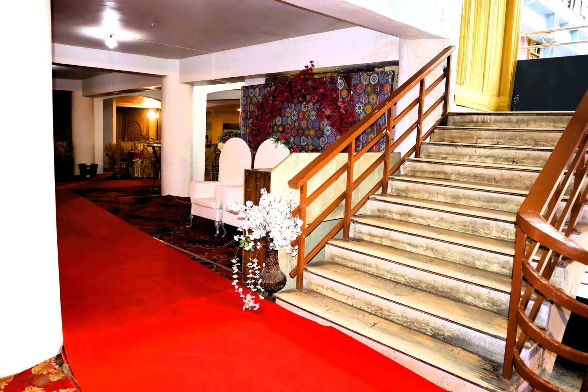 Hotel River Bank Манді Екстер'єр фото